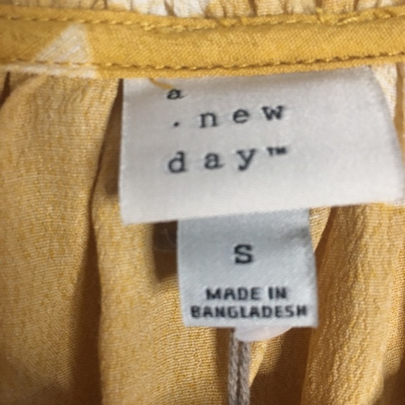 A New Day Yellow Floral Flutter Sleeve V Neck Flowy Top S Small - Picture 3 of 11